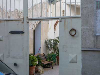 Varchiamo ora un cancello su via Sant�Anna ed entriamo nel cortile